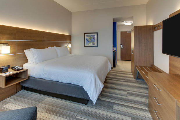Images Holiday Inn Express & Suites Nashville Metrocenter Downtown by IHG