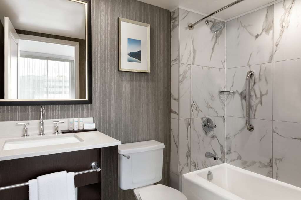 Guest room bath Embassy Suites by Hilton Montreal Airport Pointe-Claire (514)426-5060