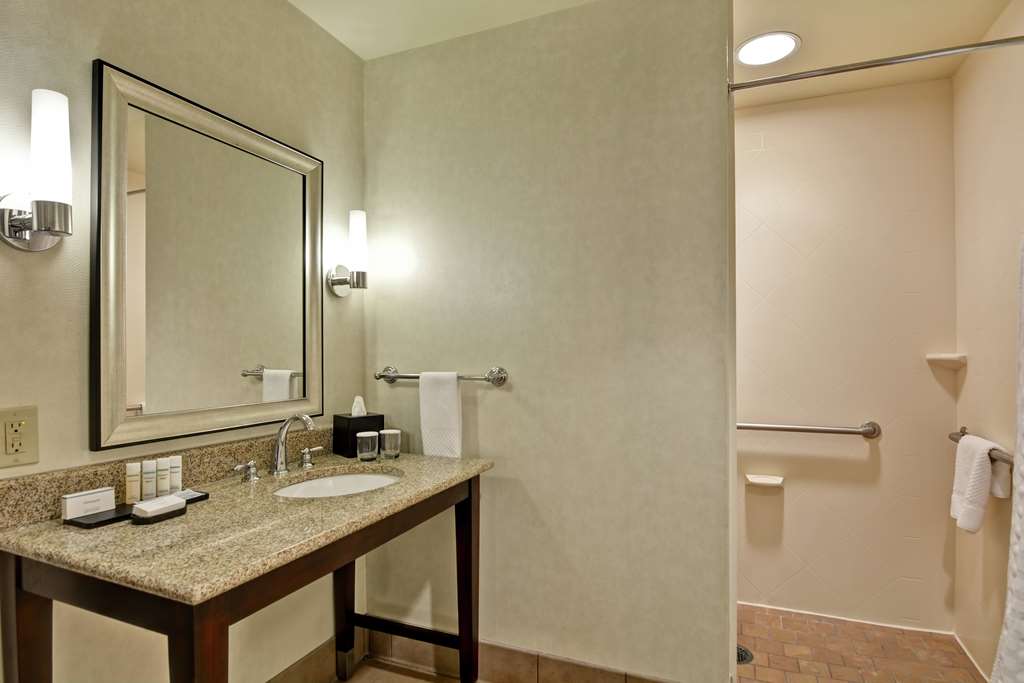 Guest room bath