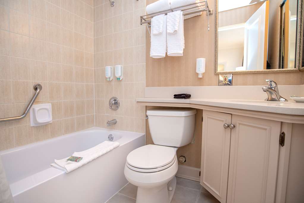 Best Western Dorchester Hotel in Nanaimo: Standard Queen Bathroom