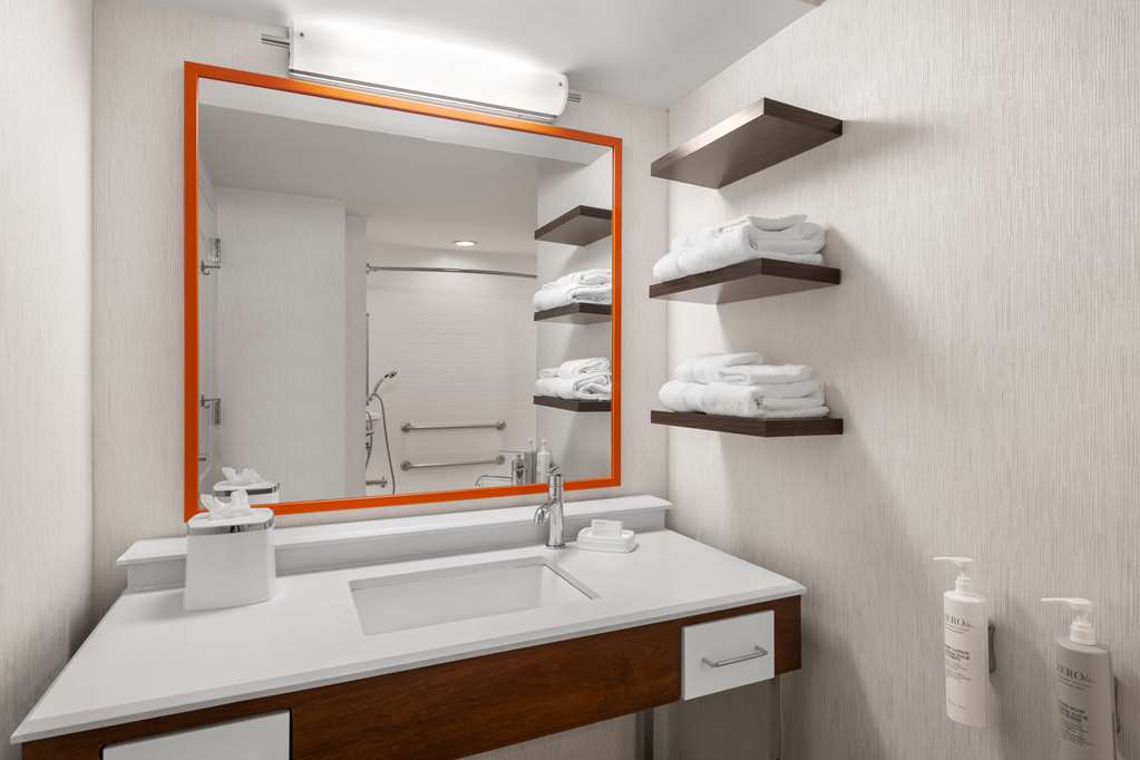 Guest room bath