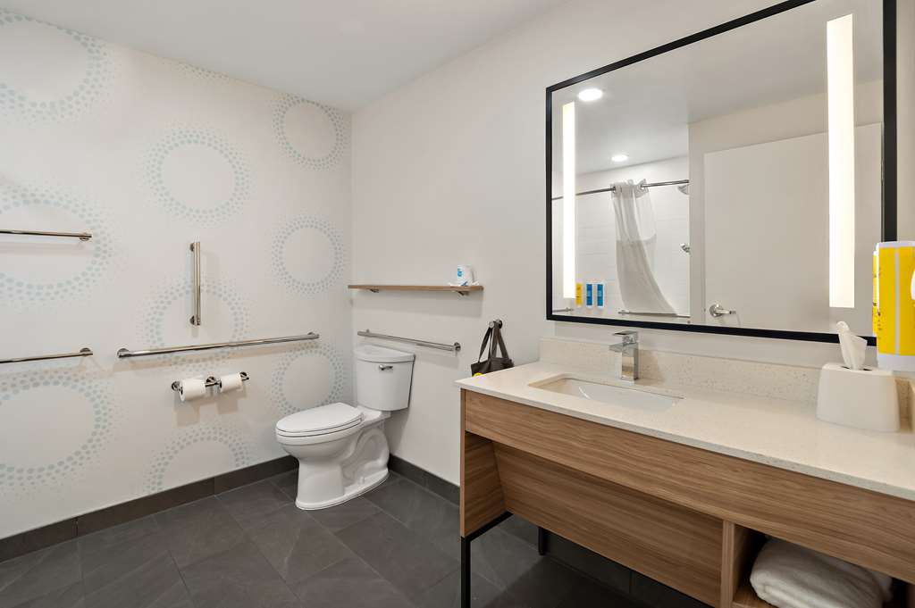 Guest room bath