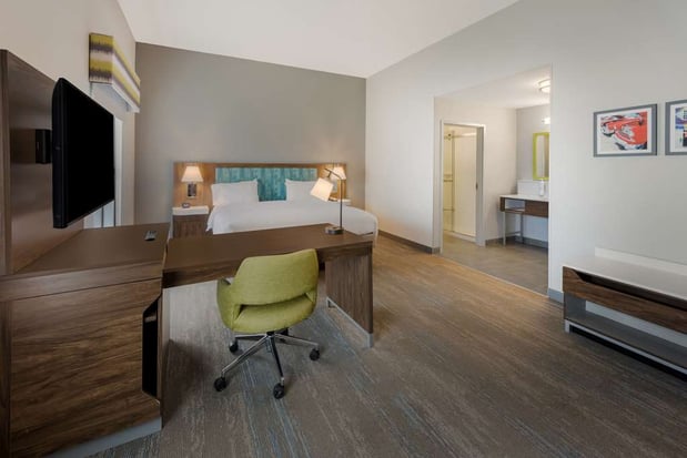 Images Hampton Inn & Suites Fredericksburg-at Celebrate Virginia