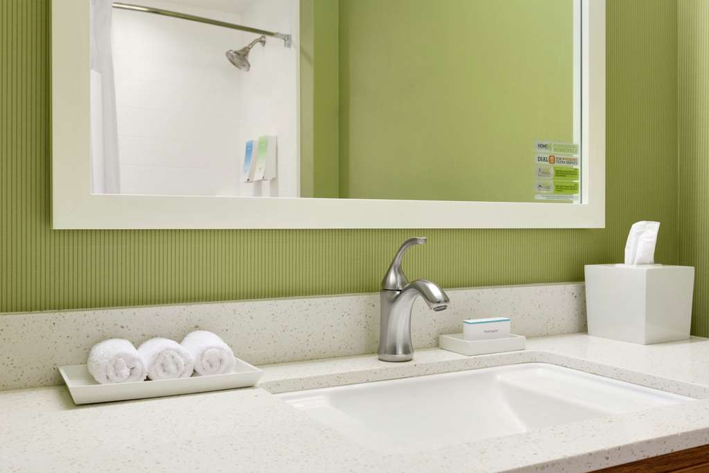 Guest room bath
