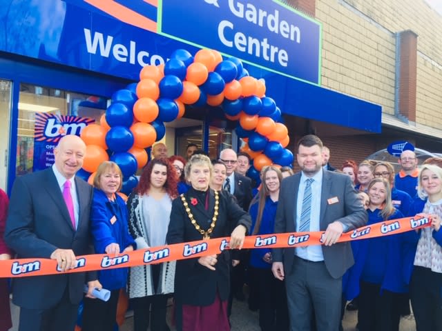 B&M's new Hitchin store was opened by Vice Chairman, Cllr Jean Green who cut the ribbon at the opening ceremony.