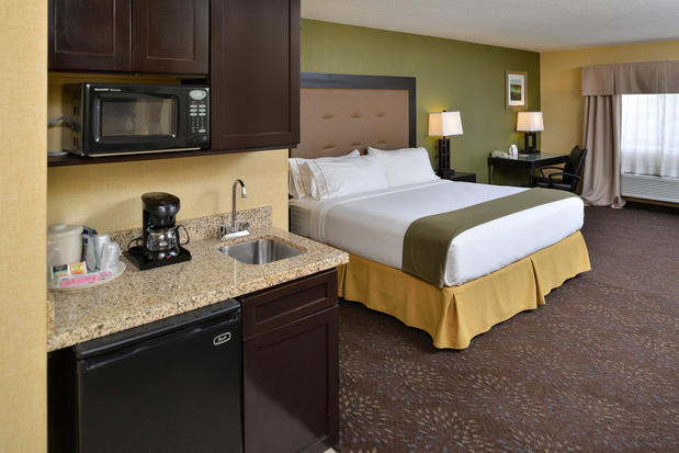 Images Holiday Inn Express & Suites Charlotte, an IHG Hotel