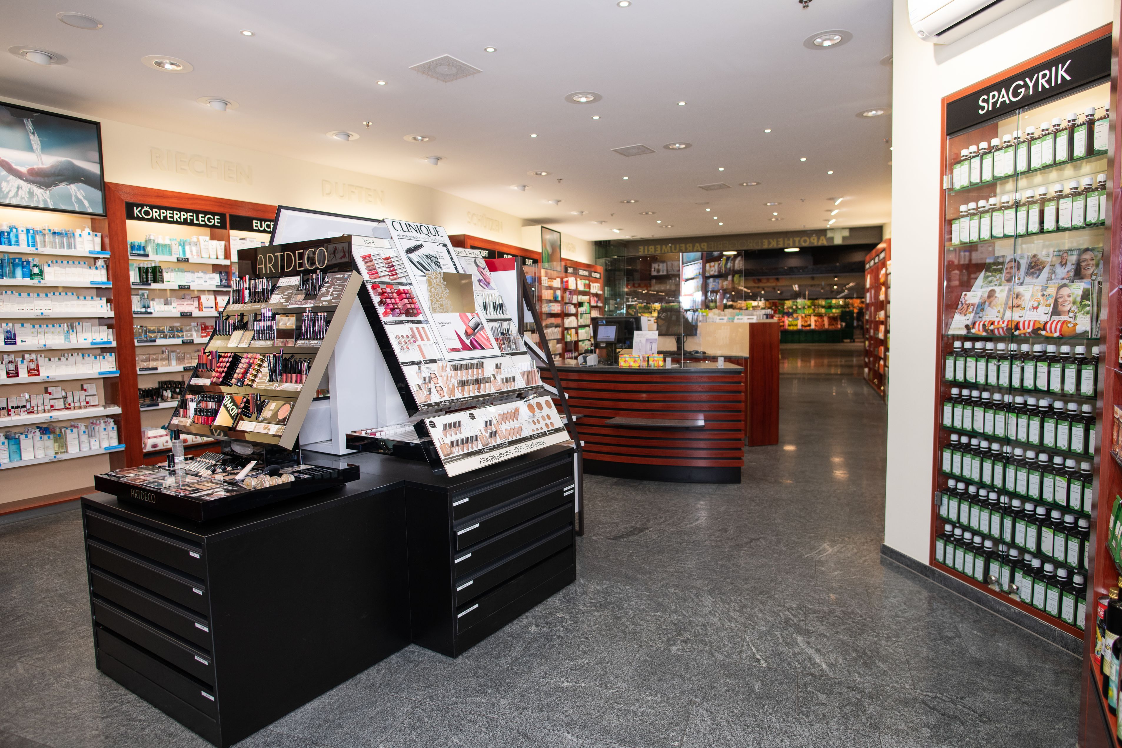 Bilder Gotthard Apotheke Parfumerie