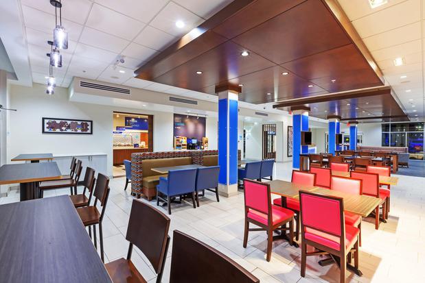 Images Holiday Inn Express & Suites Tulsa South - Woodland Hills by IHG
