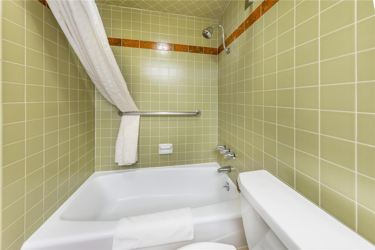 Double Queen Bathroom - Lawn View Balcony