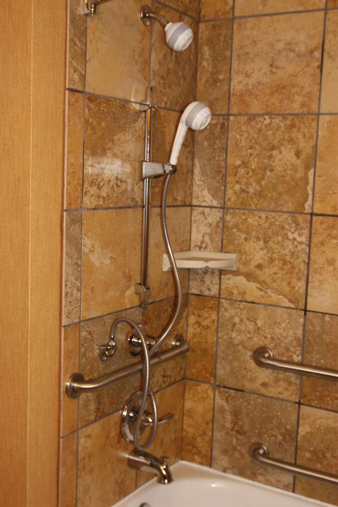 Guest room bath