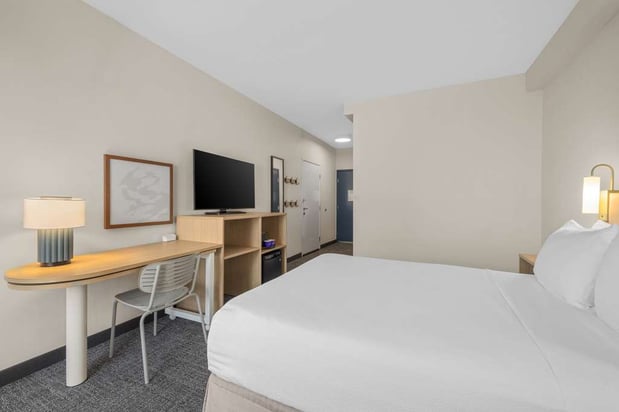 Images Spark by Hilton Bakersfield Central