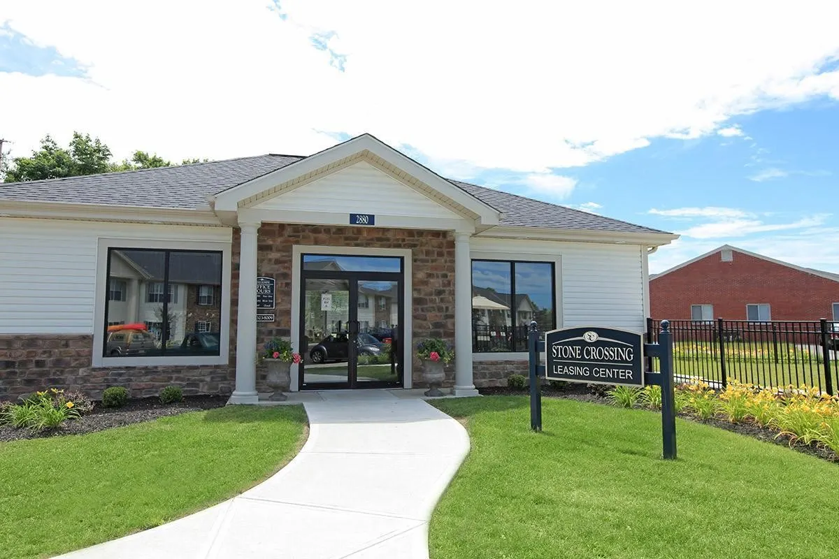 Leasing Office Exterior at Stone Crossing,