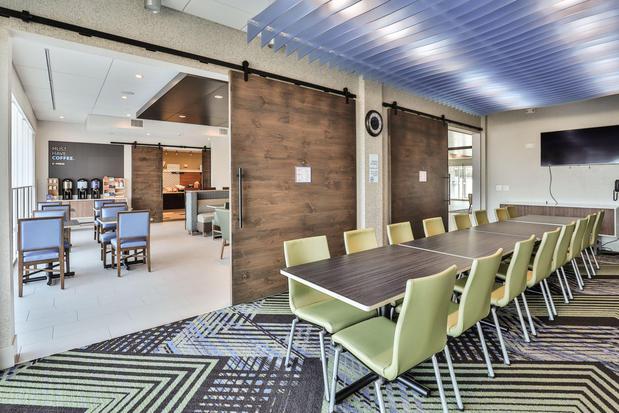 Images Holiday Inn Express & Suites Nashville Metrocenter Downtown by IHG