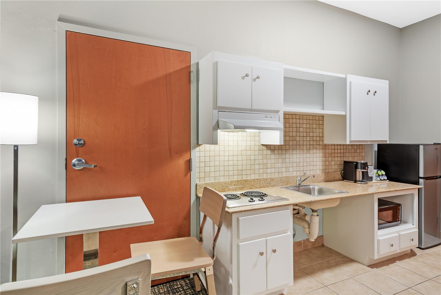 ADA - 1 King Bed w/ Bathtub + Kitchen