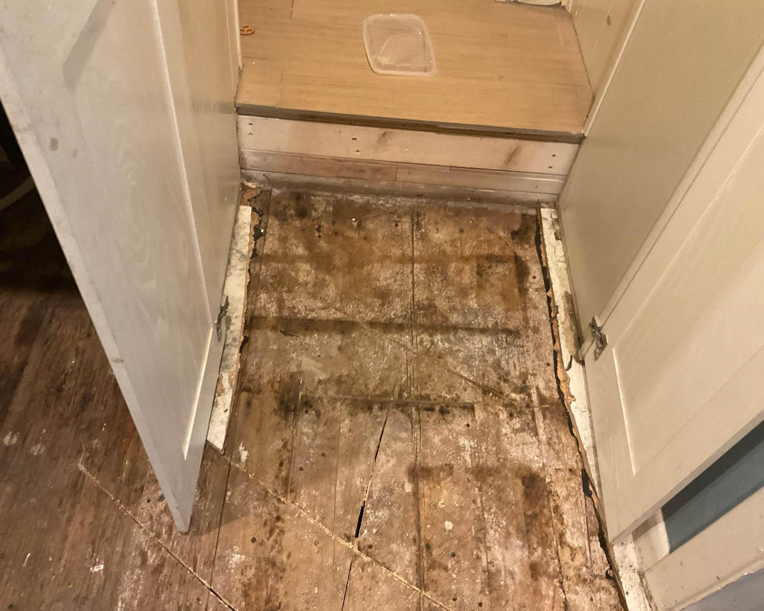 If your home has suffered water damage, we can inspect and quickly dry it. Our technicians have the  Servpro of Kansas City Midtown Kansas City (816)895-8890