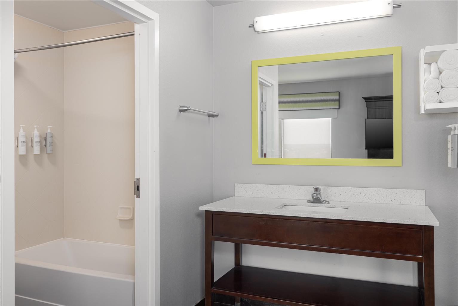 Guest room bath 