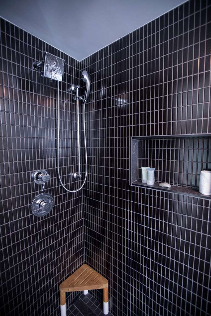 Guest room bath
