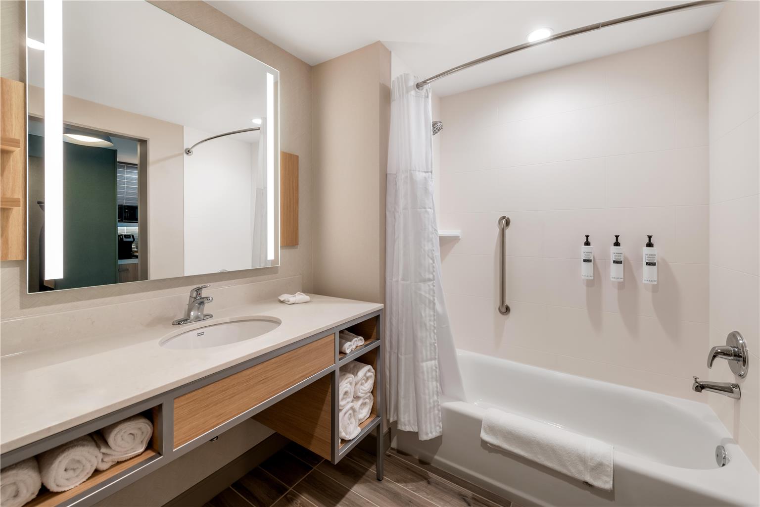 Guest room bath