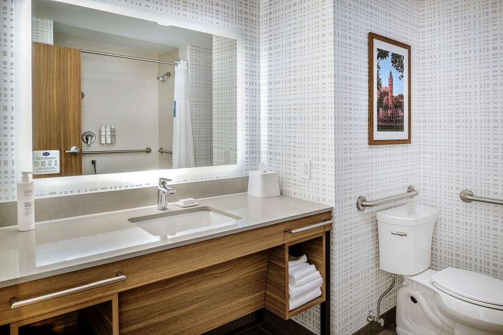 Guest room bath