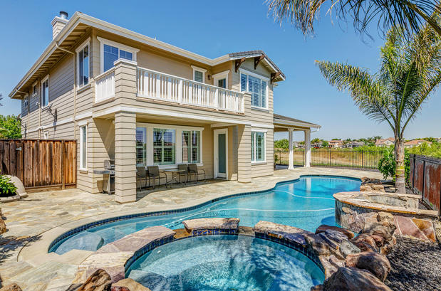 Images Amber Hom Realm Real Estate