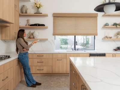 Inspired Shades Woven Woods bring natural warmth and soft light control to this Lake Wales kitchen, creating a relaxed and welcoming feel for everyday living. The textured look adds style while helping manage Florida’s bright afternoon sun.