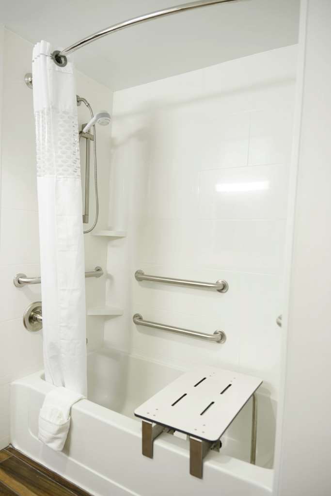 Guest room bath