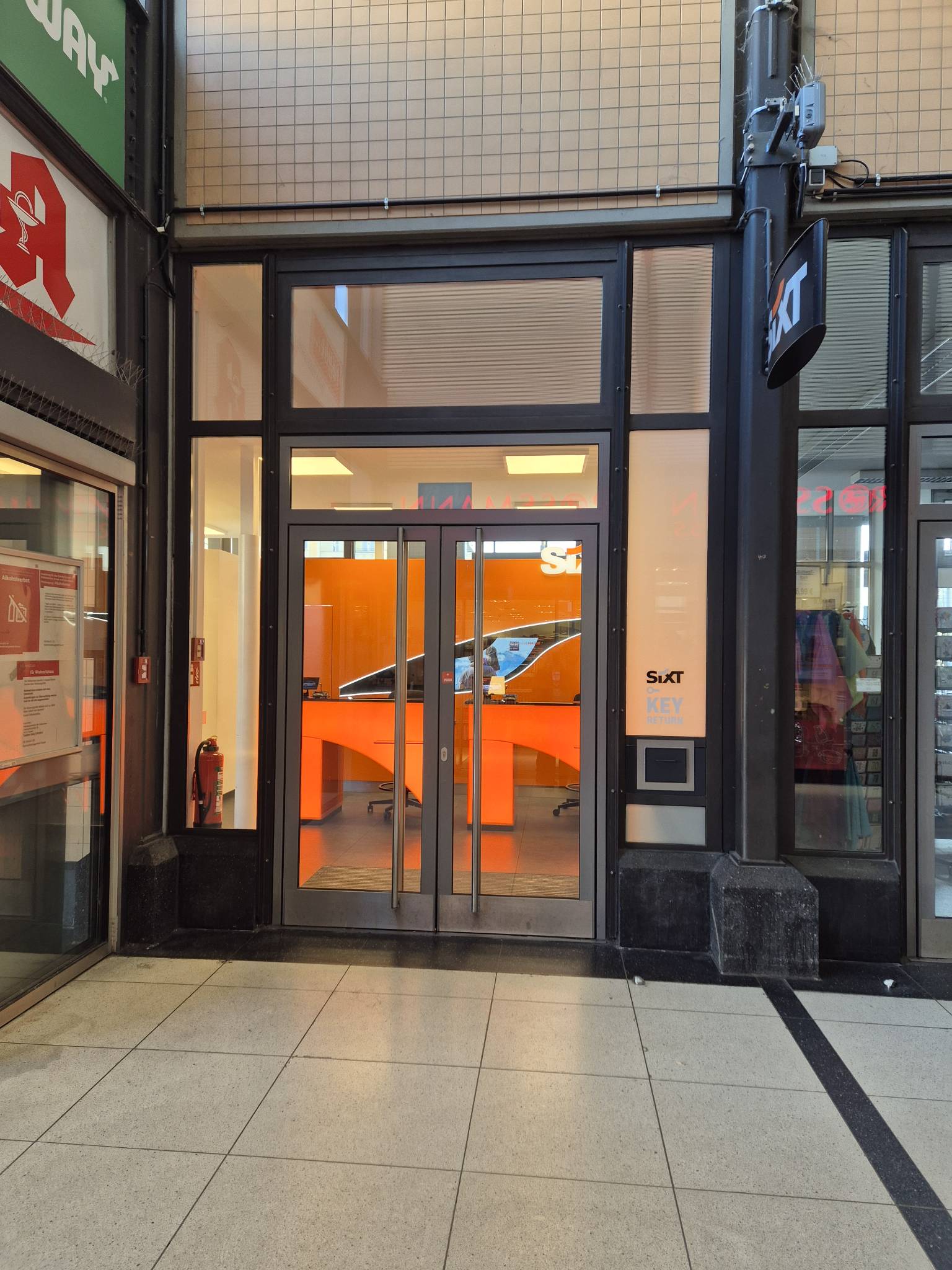 SIXT Autovermietung Kassel-Wilhelmshoehe Bahnhof, Willy-Brandt-Platz 1 in Kassel