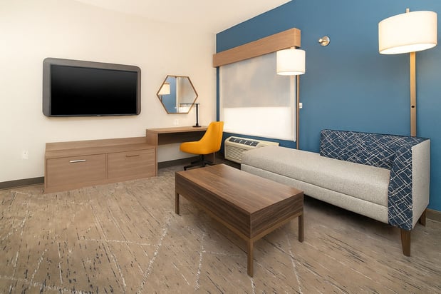 Images Holiday Inn Express & Suites Indianapolis - East by IHG