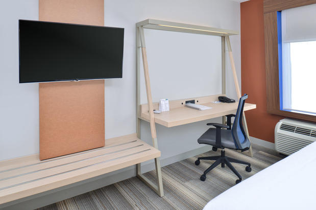 Images Holiday Inn Express & Suites Southgate - Detroit Area, an IHG Hotel