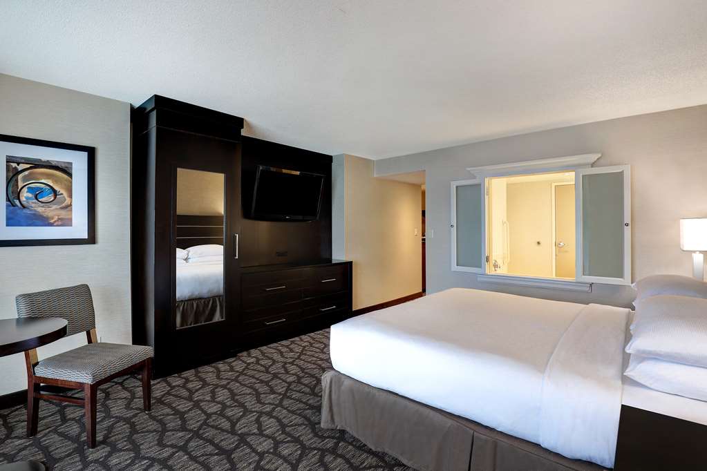 Embassy Suites by Hilton Niagara Falls Fallsview in Niagara Falls: Guest room
