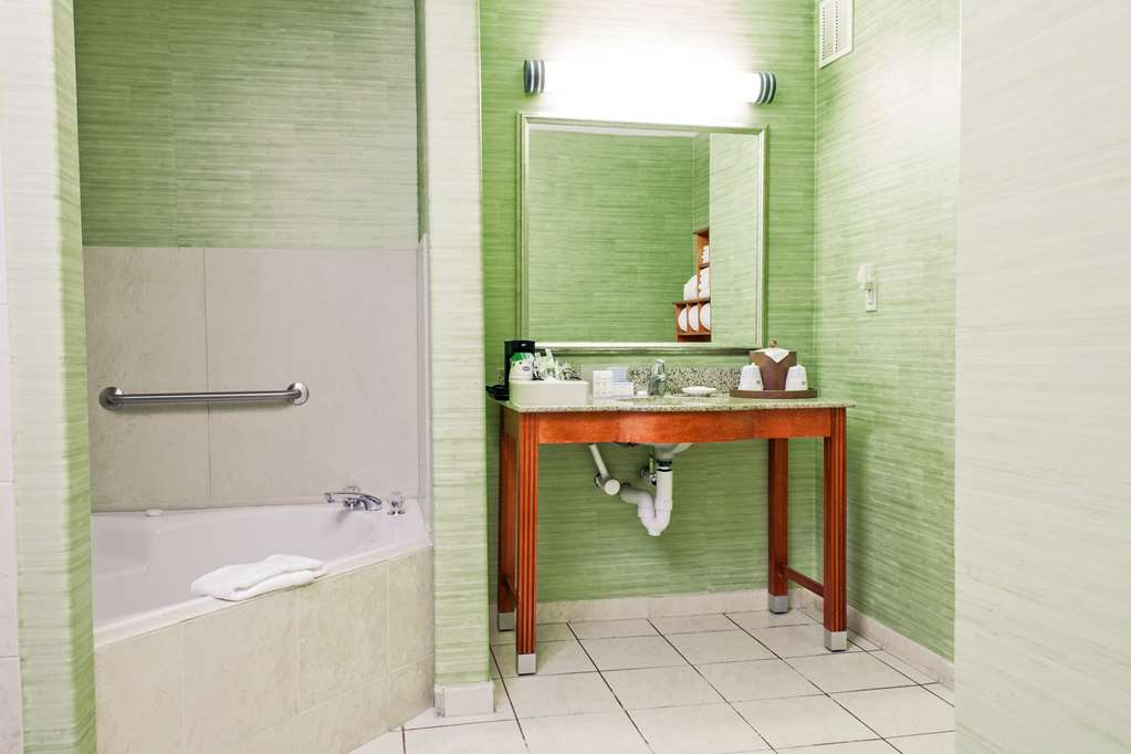 Guest room bath