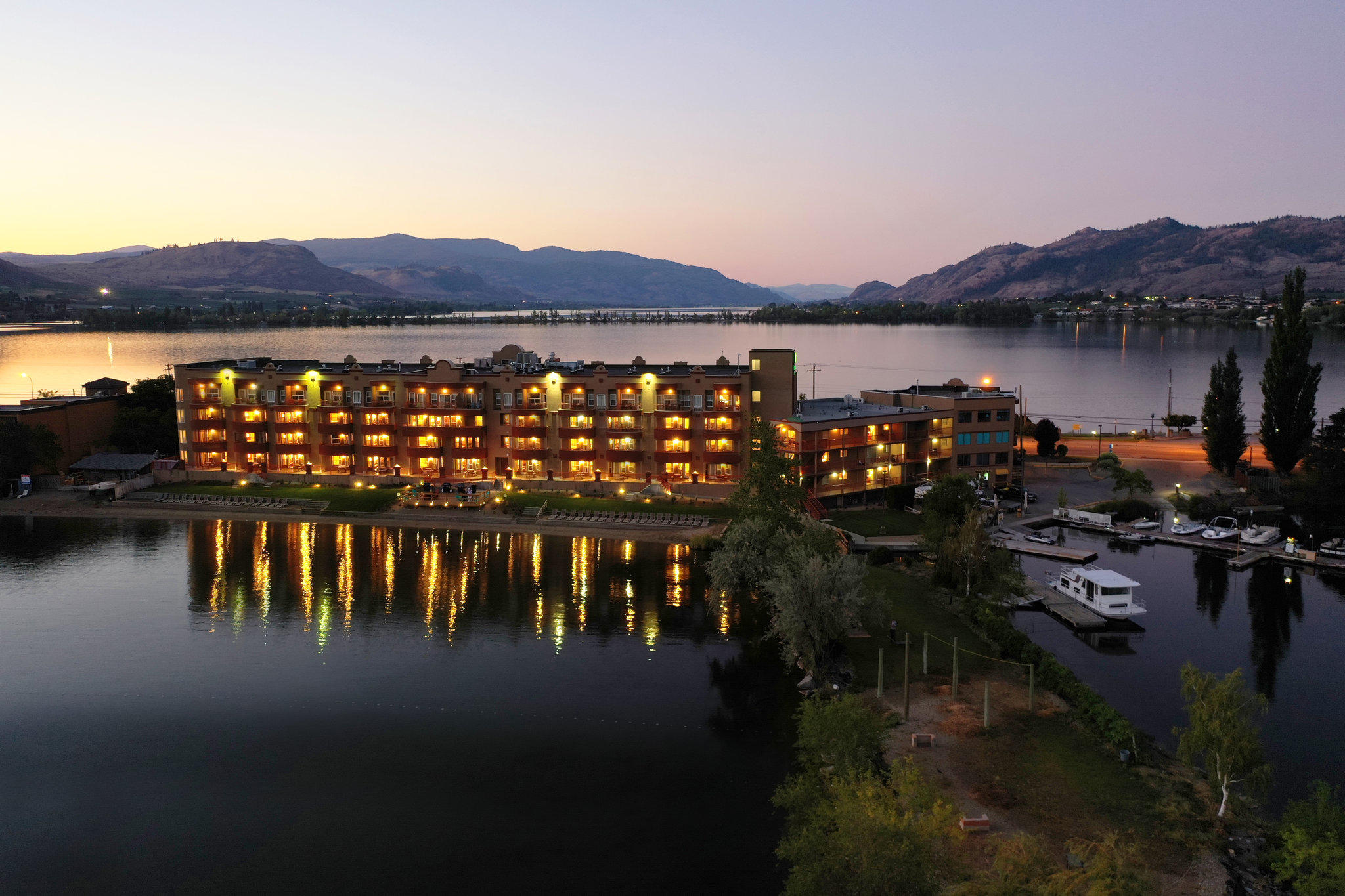 Images Holiday Inn & Suites Osoyoos, an IHG Hotel