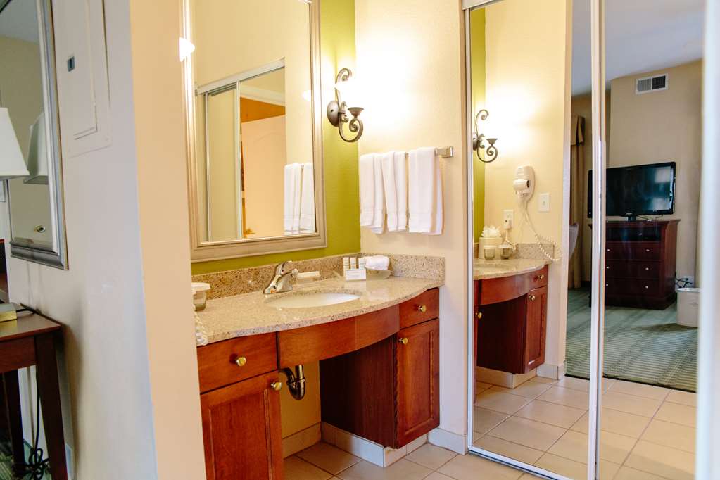Guest room bath