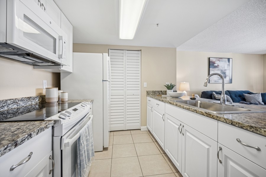 Five Star Premier Residences of Hollywood apartment kitchen