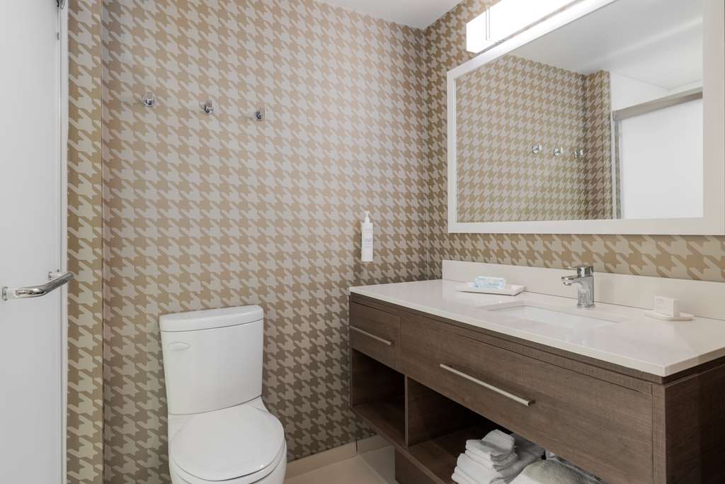 Guest room bath