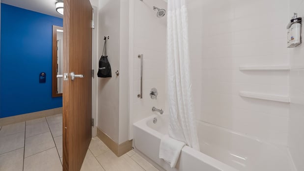 Images Holiday Inn Express & Suites Macon North by IHG