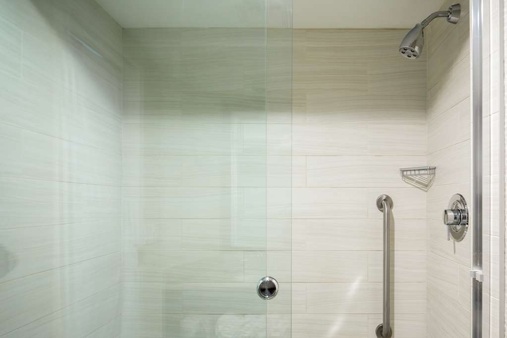 Guest room bath