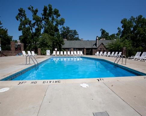 Candlewyck Apartments Pool