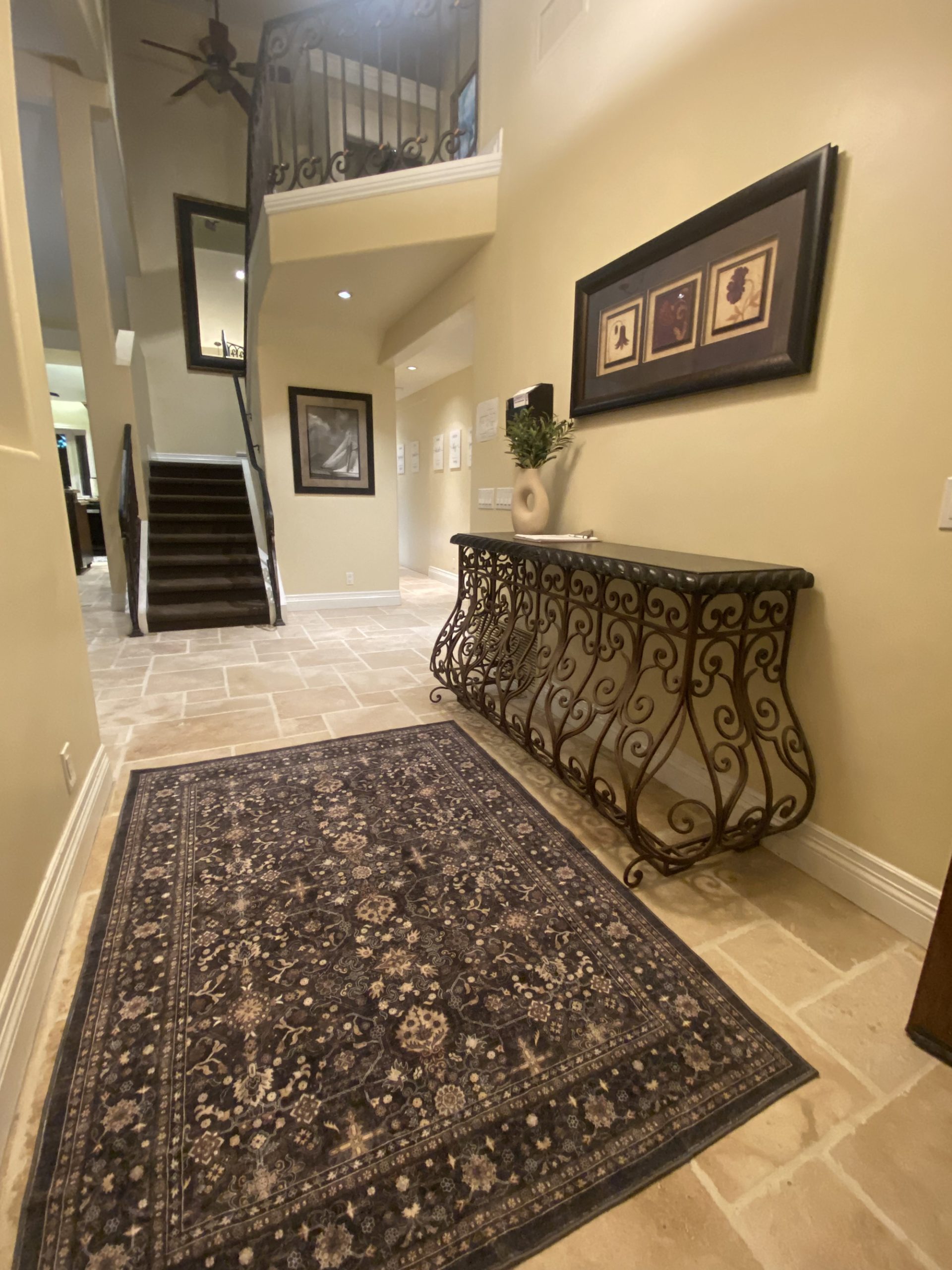 Modern and tasteful foyer, combining comfort and sophistication to welcome residents and guests.