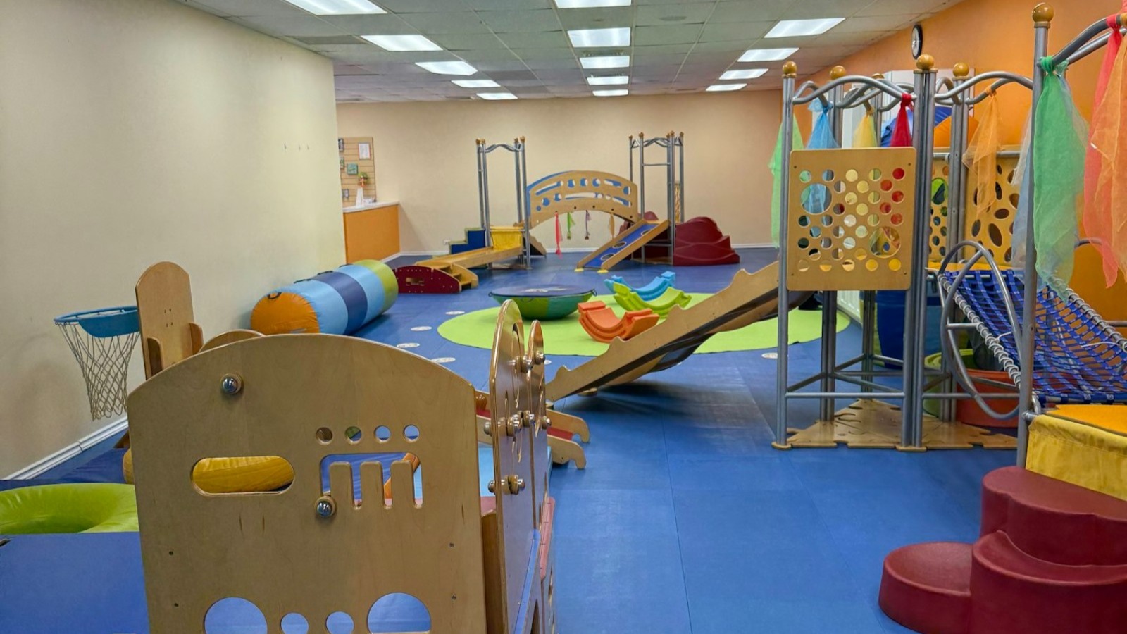 Those first steps are a big adventure, and our play equipment gives new walkers an engaging place to practice. Gymboree’s infant classes in Pearlridge support emerging abilities through movement, exploration, and plenty of positive encouragement.