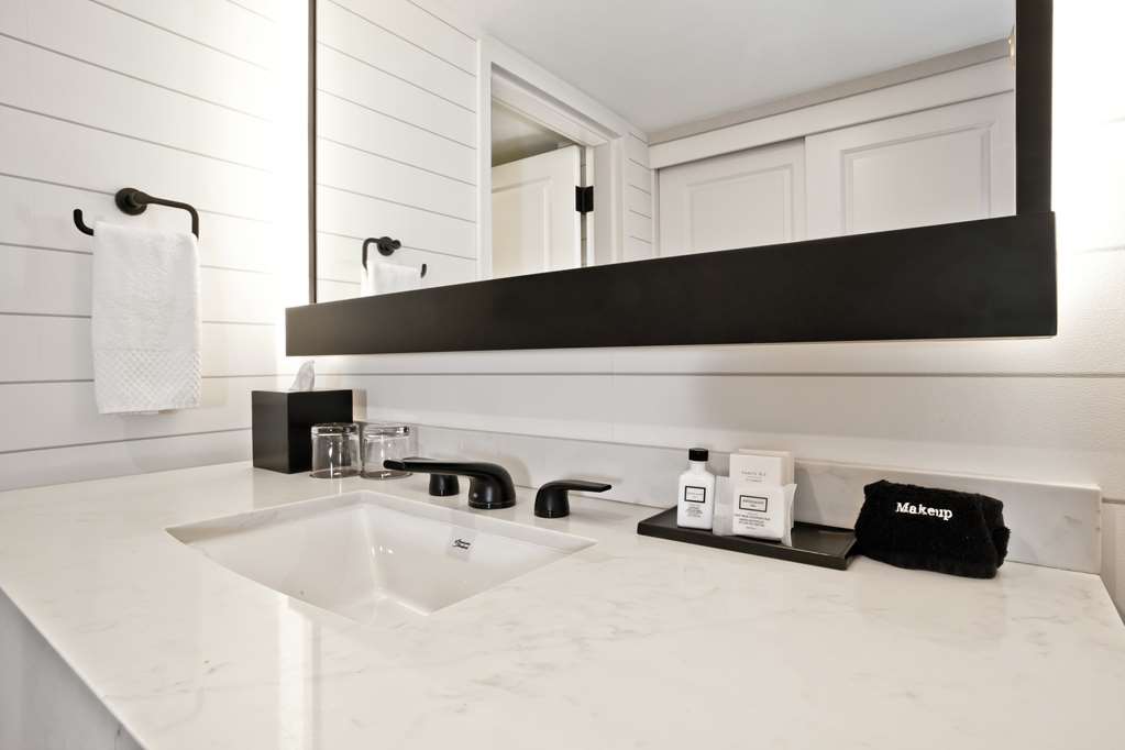 Guest room bath