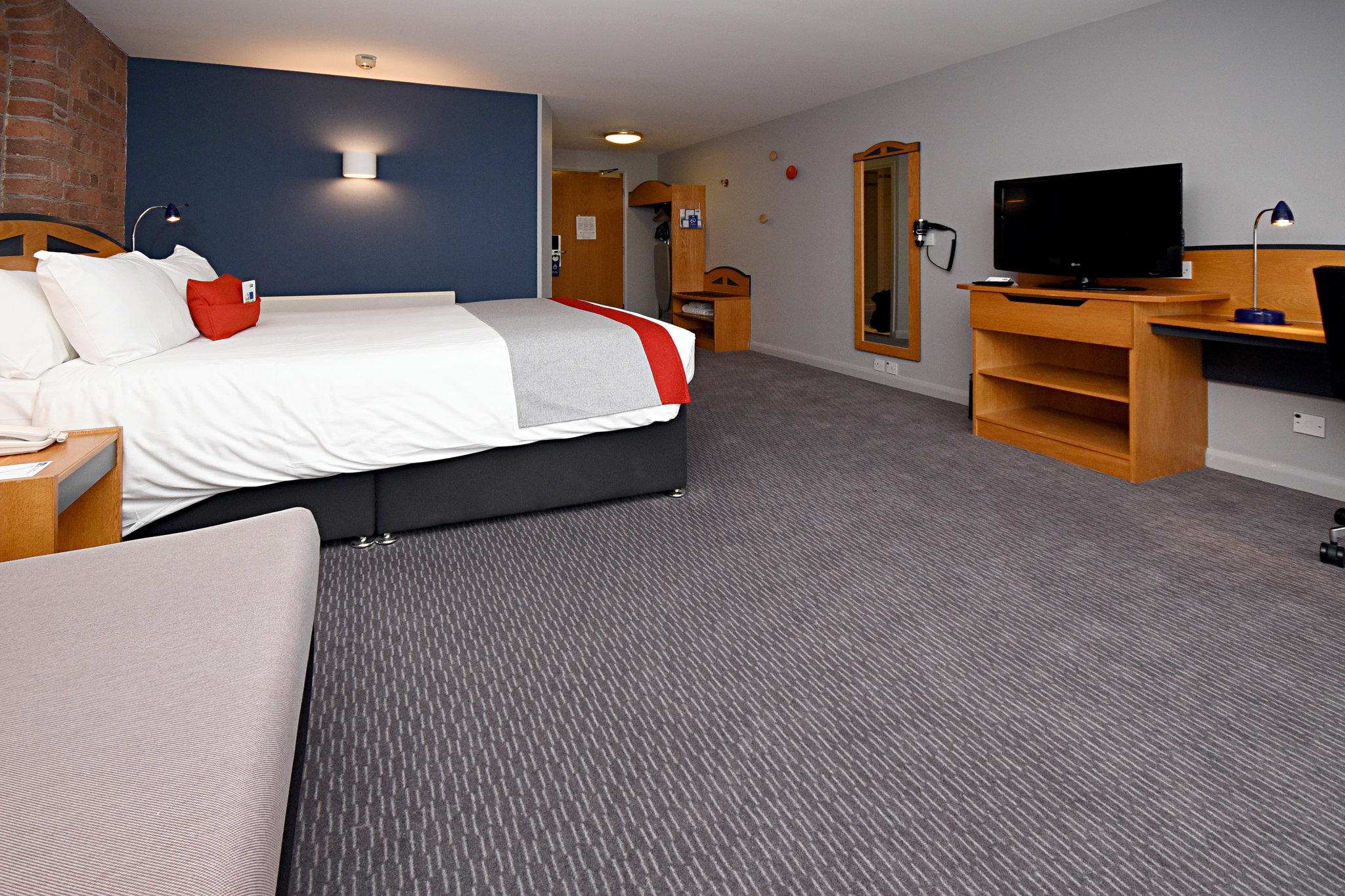 Holiday Inn Express Liverpool - Royal Albert Dock, an IHG Hotel Liverpool 08448 757575