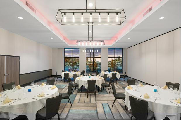 Images Hotel Indigo Seattle Everett Waterfront by IHG
