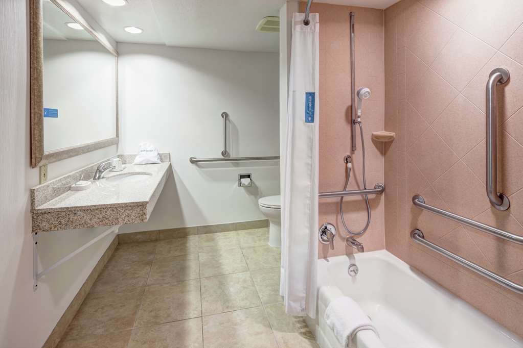 Guest room bath Hampton Inn Kansas City-Liberty Kansas City (816)415-9600