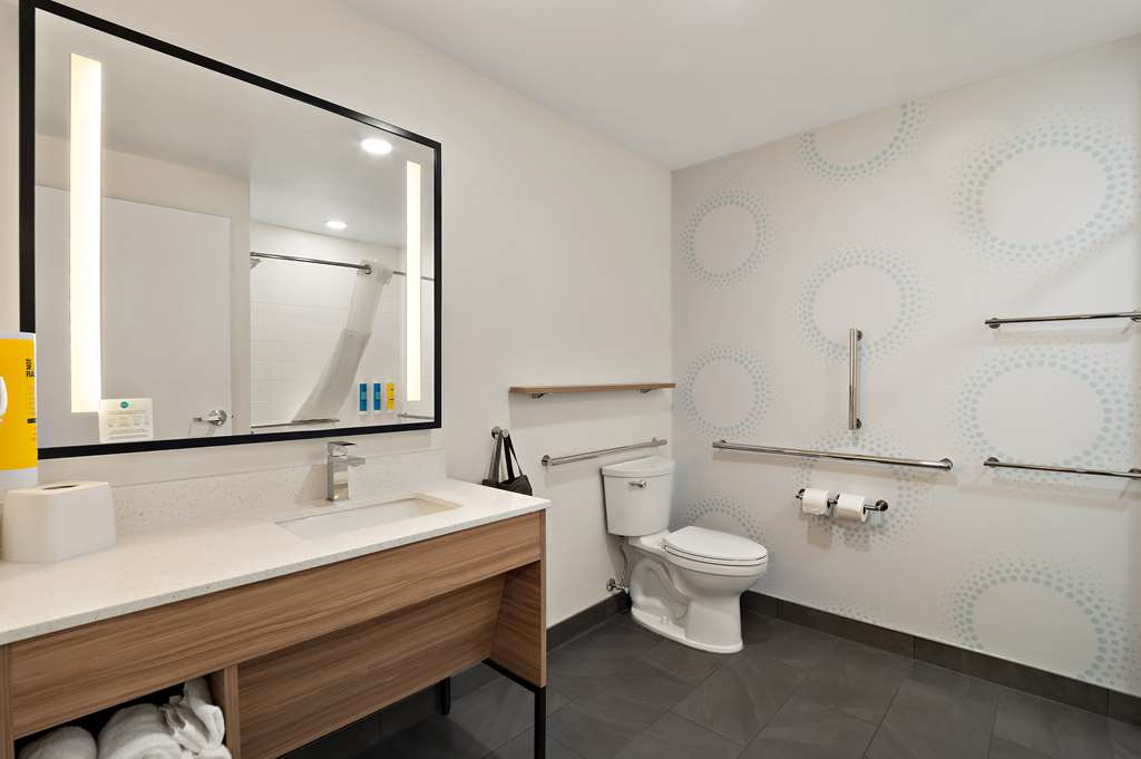 Guest room bath