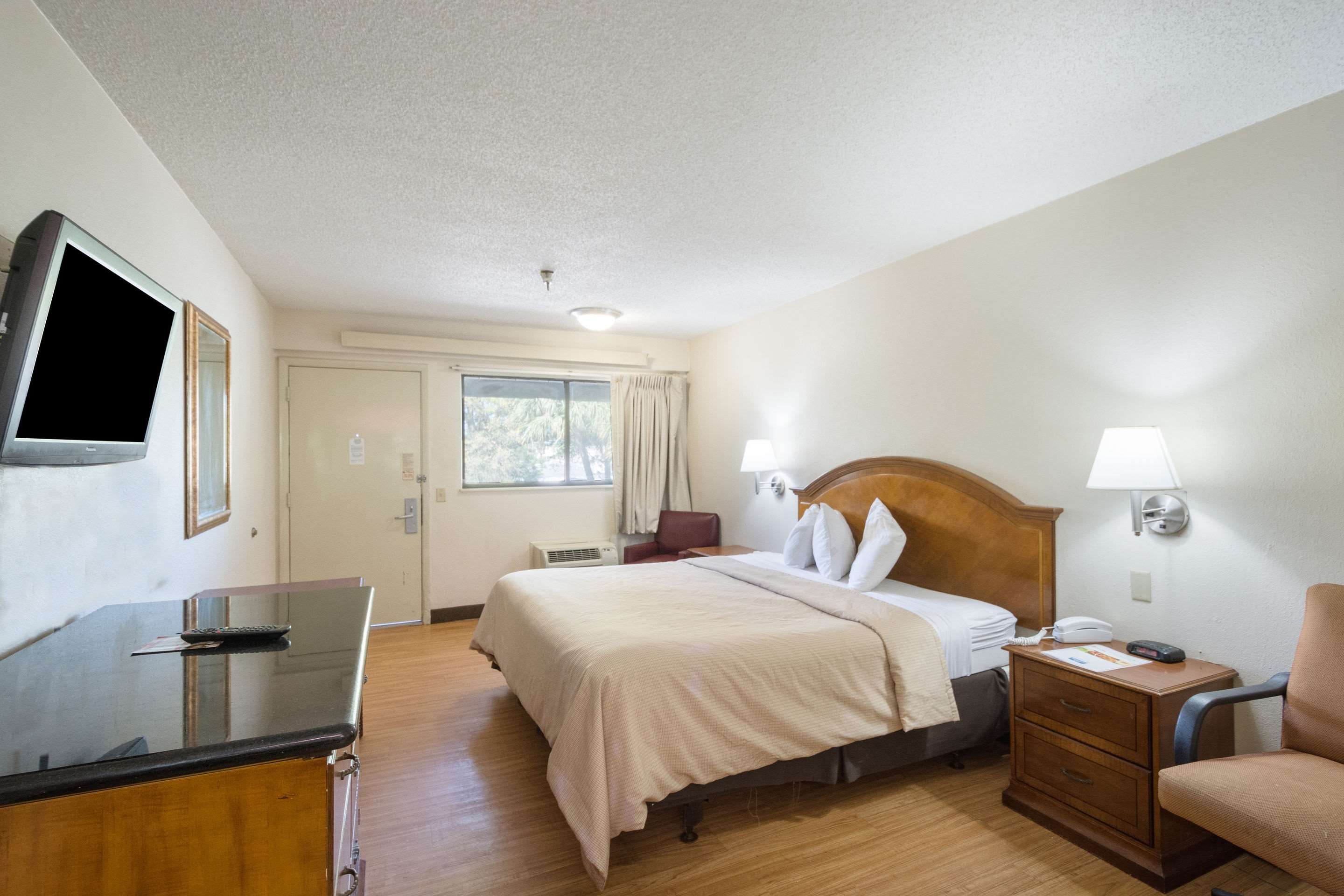 Guest room with one bed