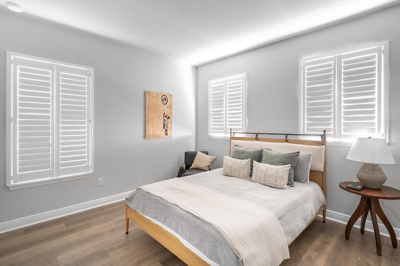 Nothing is more classic than shutters! Wood shutters create a relaxing atmosphere, allowing you to rest in a bedroom that never goes out of style.