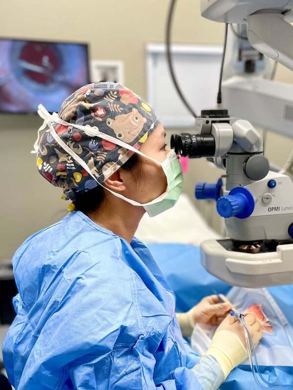dr-audrey-tai-cataract-surgeon-mission-viejo-orange-county-eye-doctor-performing-surgery-in-the-operating-room