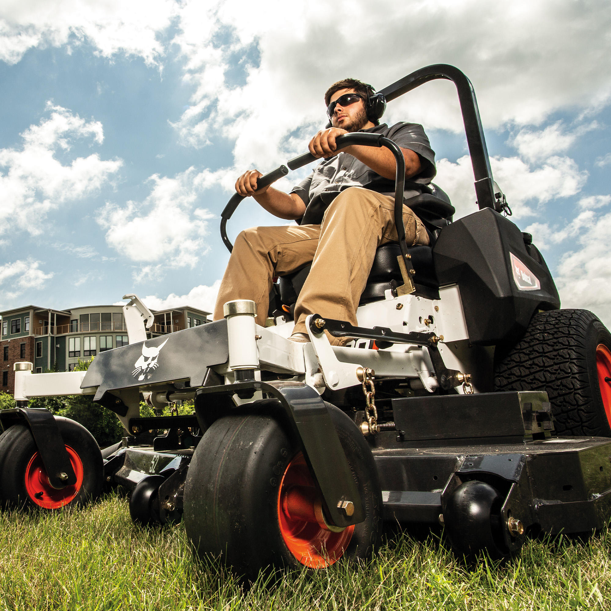 A Bobcat ZT3500 zero-turn mower G.C. DUKE EQUIPMENT LTD Burlington (800)883-0761