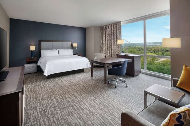Images Hampton Inn & Suites Teaneck Glenpointe